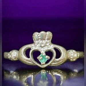 Vintage Emerald Claddagh Silver Ring. Sz 8.5
